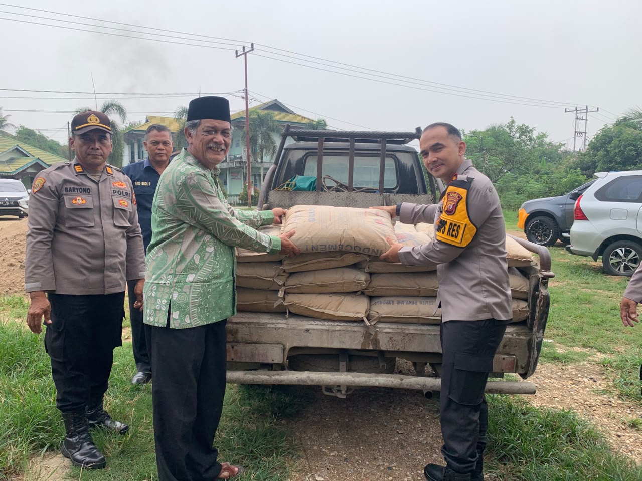 Kapolres Salurkan Bantuan Semen untuk Pembangunan Masjid Al Fajri