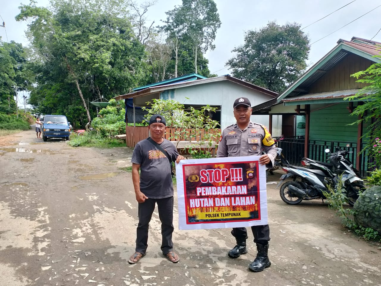Bhabinkamtibmas Polres Sintang Serentak Sosialisasikan Larangan Buka Lahan dengan Membakar
