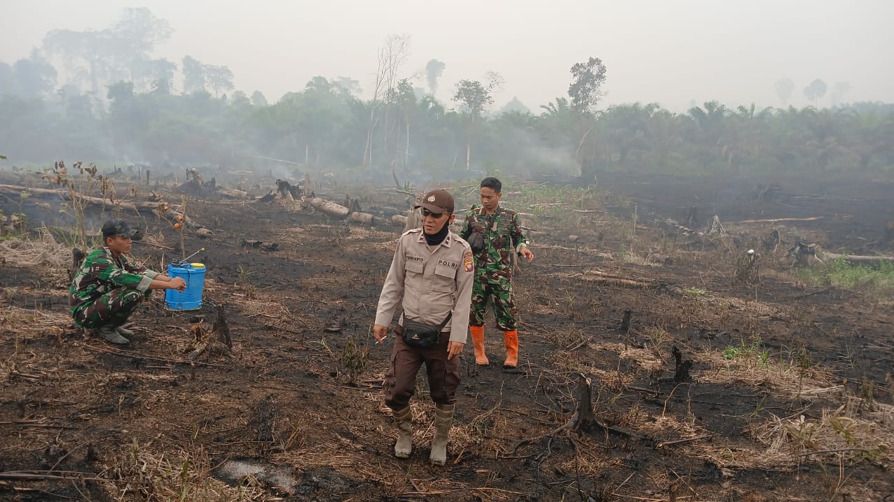 TNI-Polri dan MPA Padamkan Karhutla di 4 Desa