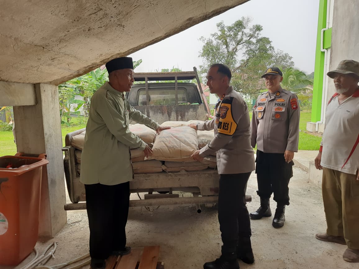 Polres Sintang Salurkan Bantuan untuk Masjid Syuhada dan Makanan Siap Saji