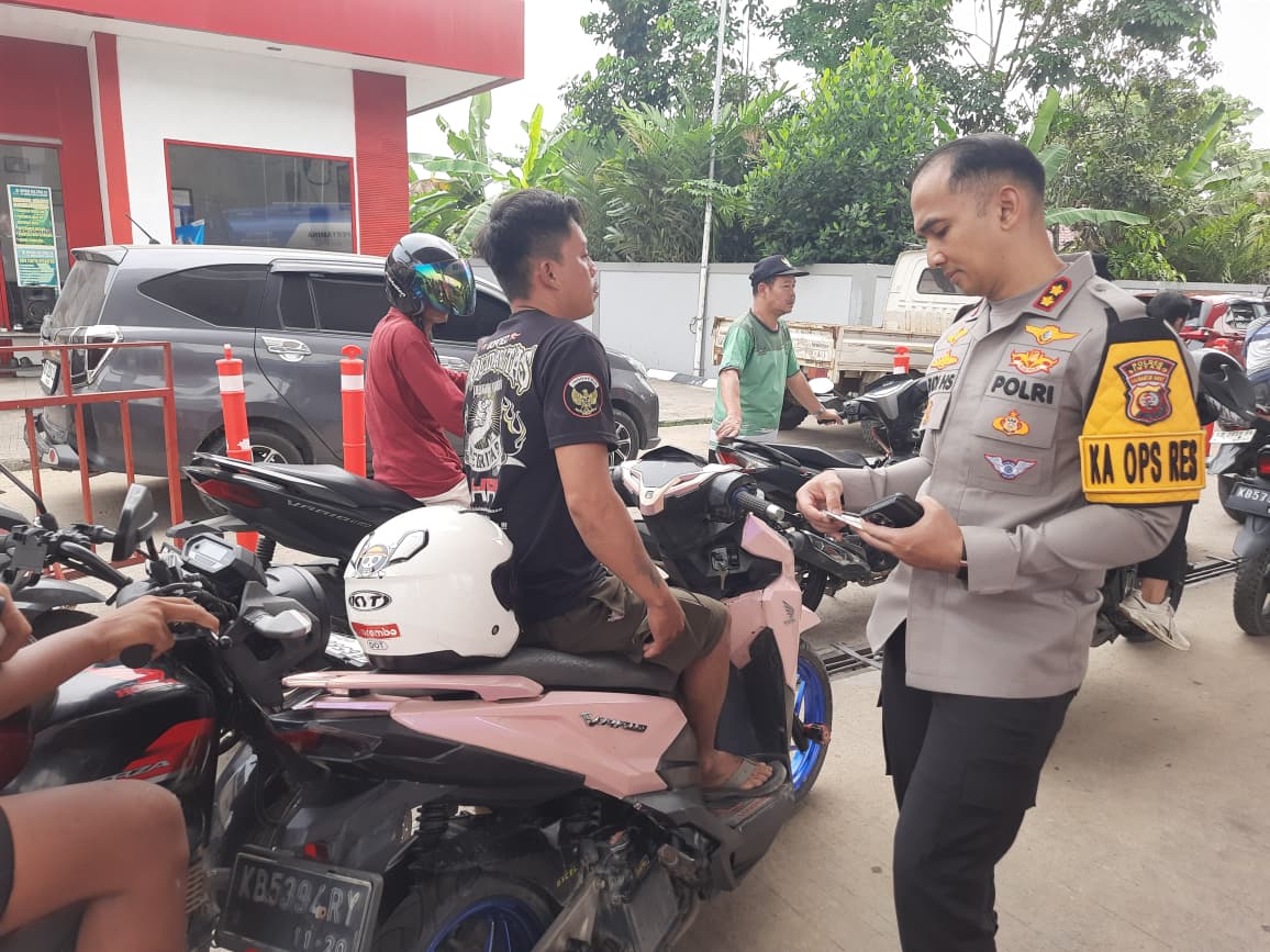 Pastikan Tepat Sasaran, Kapolres Sintang Pantau Antrean di Sejumlah SPBU