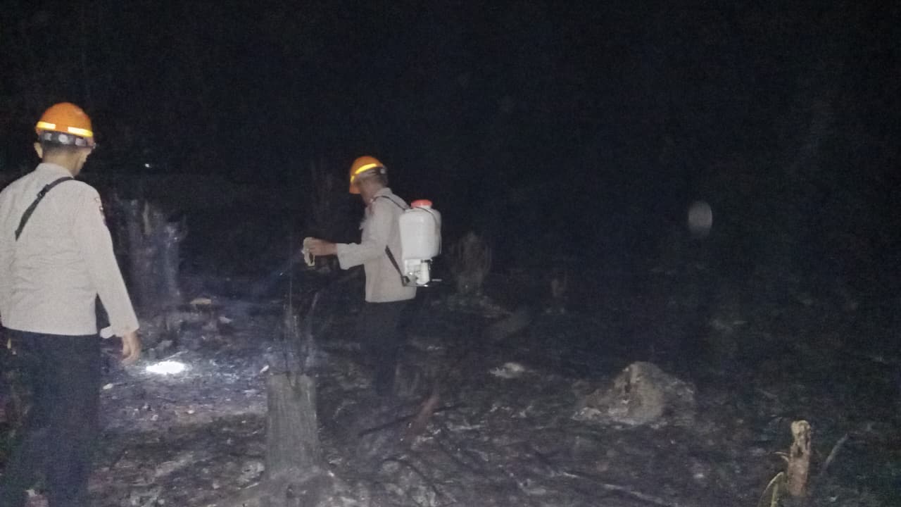 Personel Polsek Sepauk Verifikasi Hotspot di Desa Sekubang