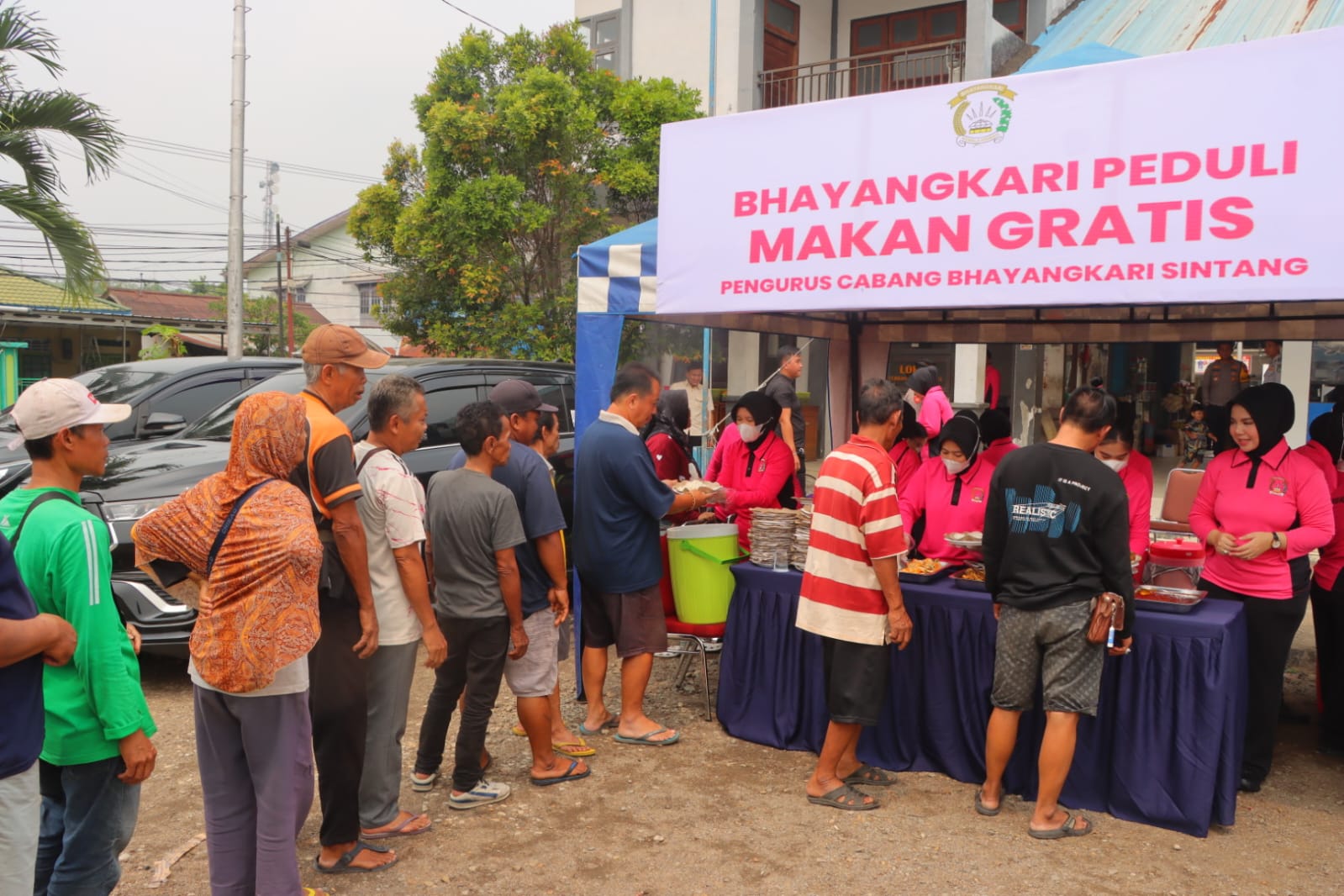Bhayangkari Gelar Makan Siang Bersama Warga di Terminal Sungai Durian
