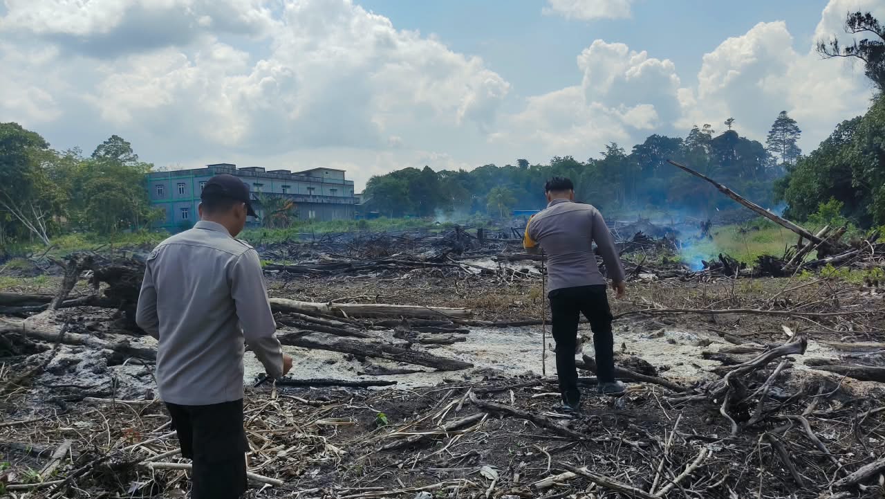 Personel Polsek Sungai Tebelian Tangani Karhutla di Desa Sarai
