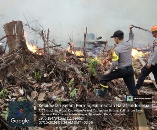 Polsek Kelam Permai dan MPA Tangani Karhutla di Desa Sungai Lais