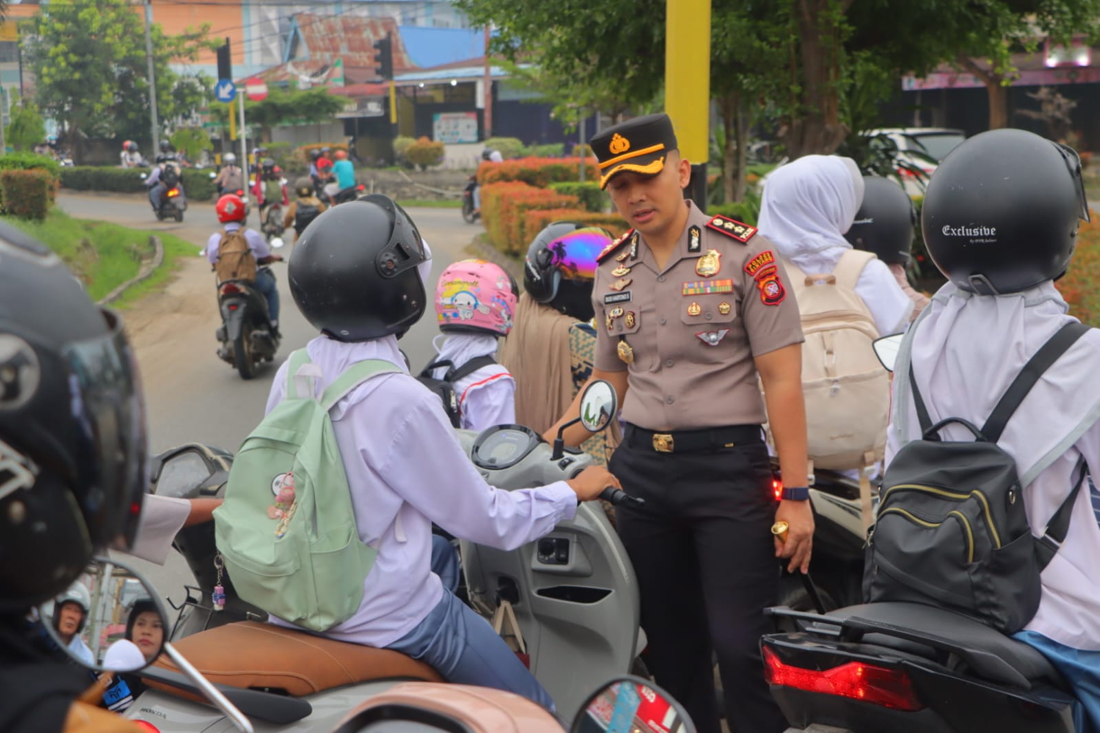 Kapolres Sintang Turun Langsung Atur Lalu Lintas di Simpang Lima, Pastikan Aktivitas Pagi Berjalan Lancar