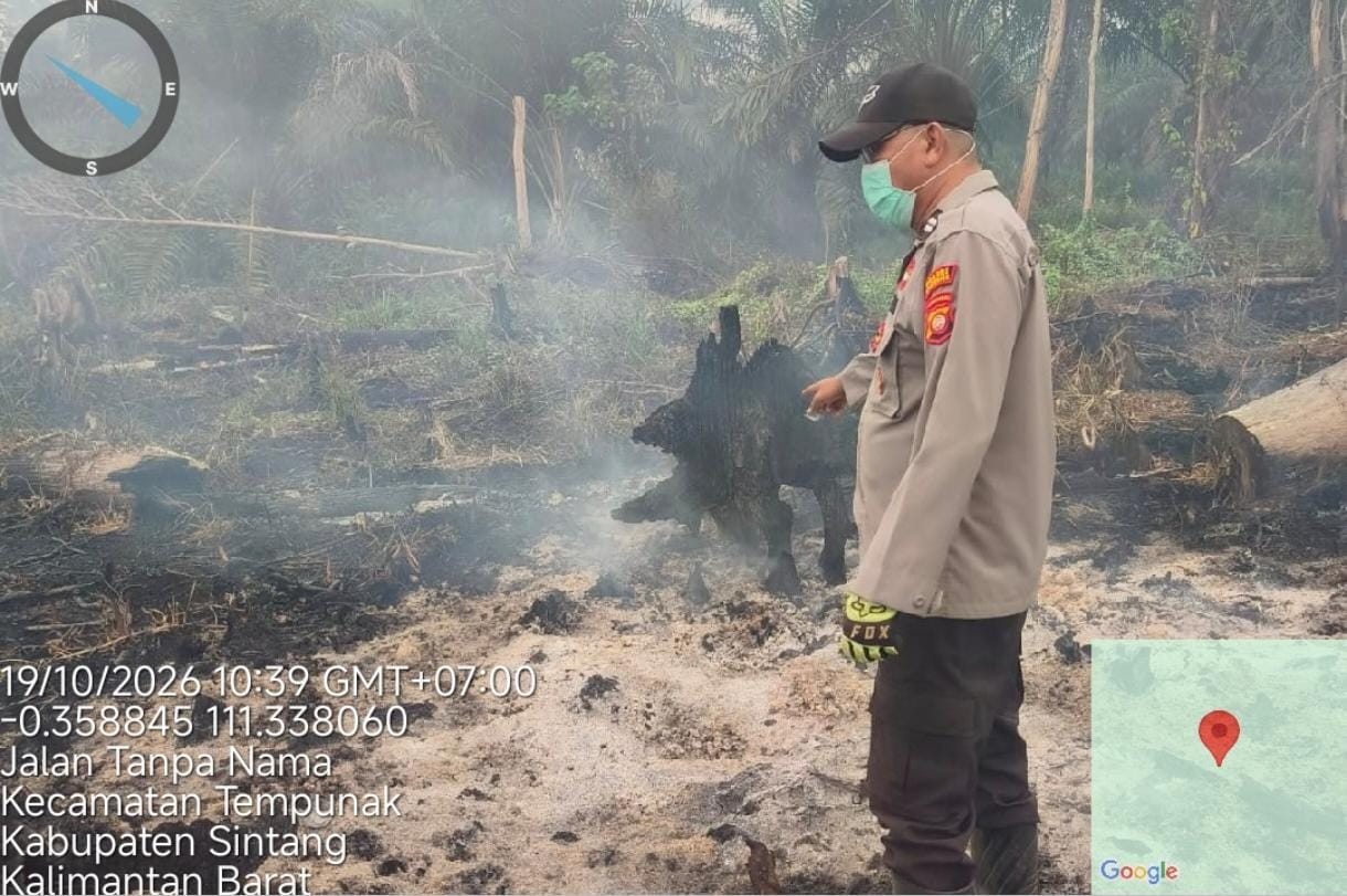 TNI-Polri dan Warga Padamkan Karhutla di Desa Benua Kencana